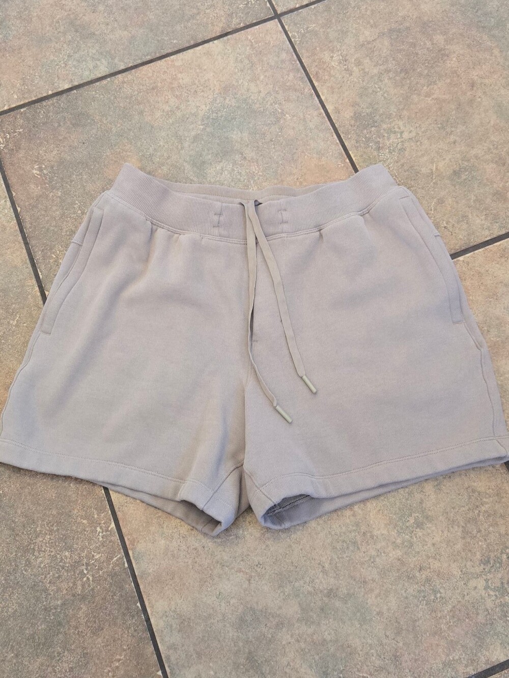Lululemon Scuba High-Rise Short 5" Women's Small Taupe Beige